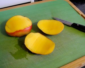 how to cut a mango 2