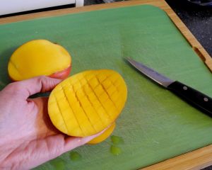 how to cut a mango 3