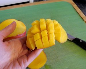 how to cut a mango 4
